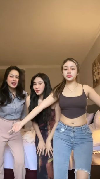 looking makes it hot_121