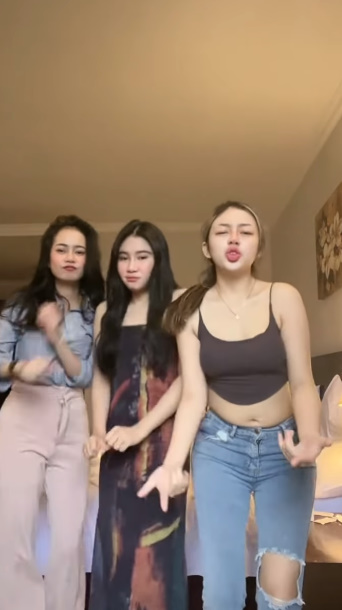 looking makes it hot_121