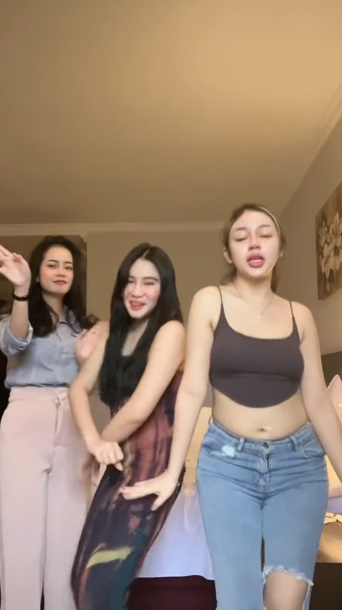 looking makes it hot_121