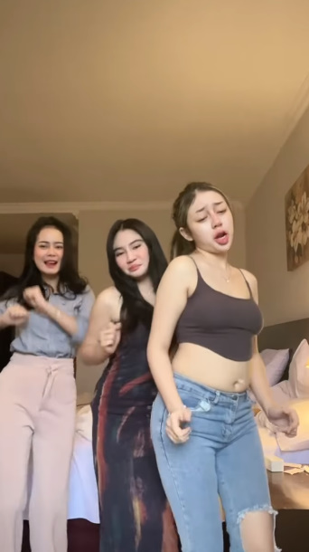 looking makes it hot_121