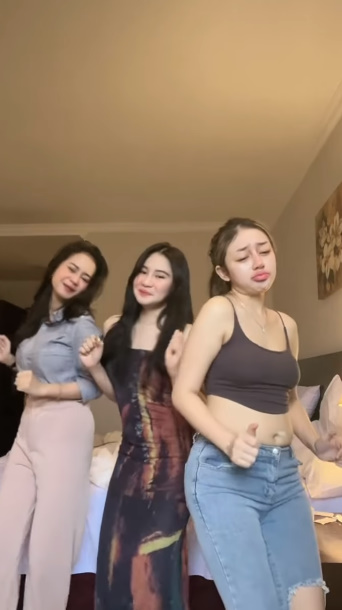 looking makes it hot_121