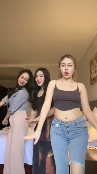 looking makes it hot_121