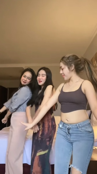 looking makes it hot_121