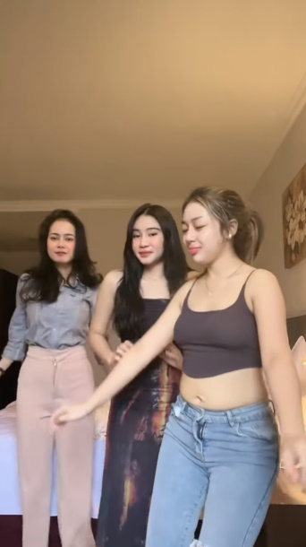 looking makes it hot_121