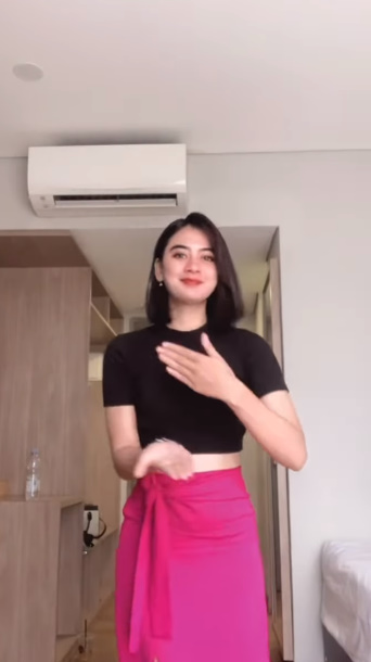 looking makes it hot_121