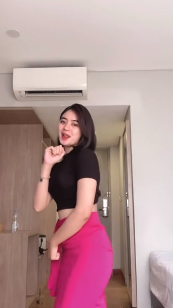 looking makes it hot_121