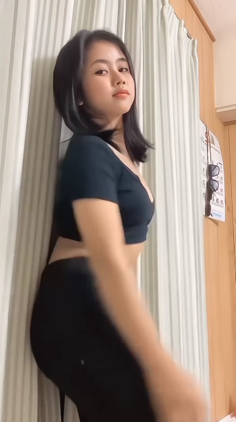 looking makes it hot_121