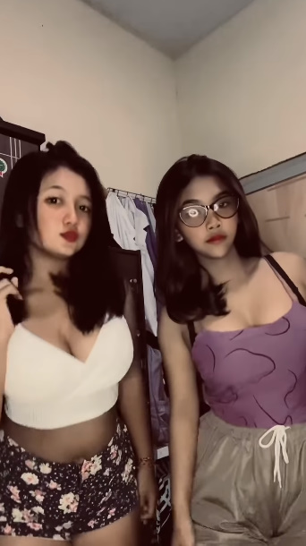 looking makes it hot_121