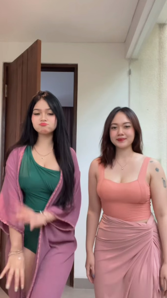 looking makes it hot_121