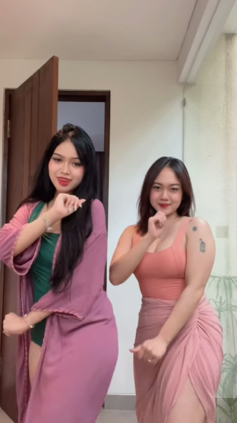 looking makes it hot_121