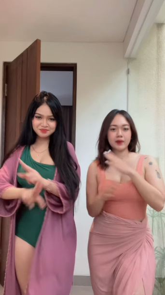 looking makes it hot_121