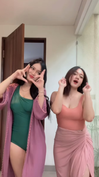 looking makes it hot_121