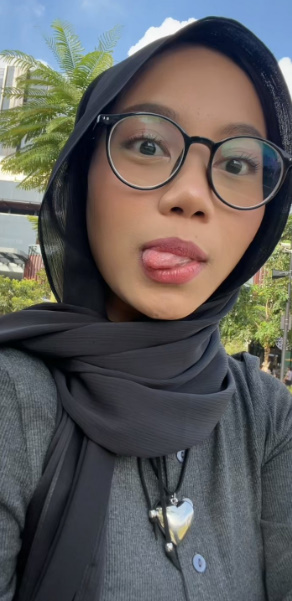 looking makes it hot_122