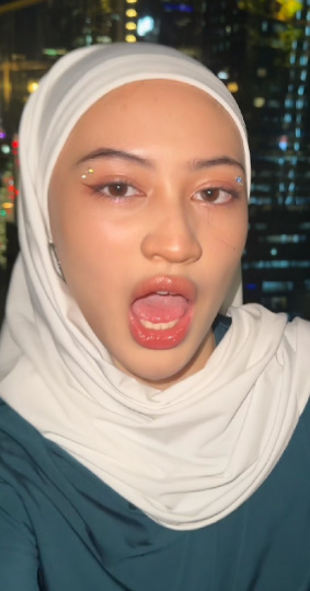 looking makes it hot_122