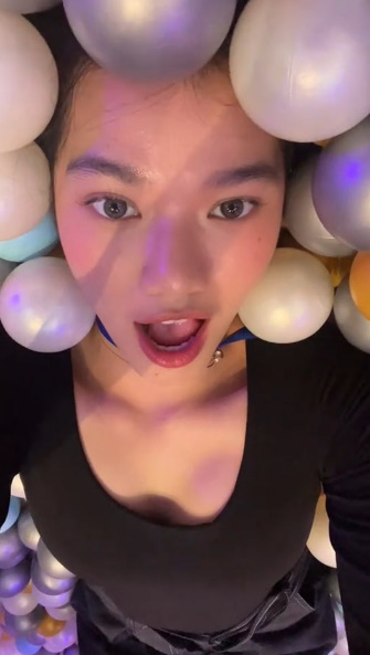 looking makes it hot_122