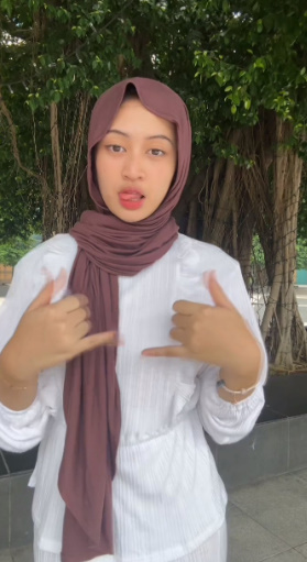 looking makes it hot_122