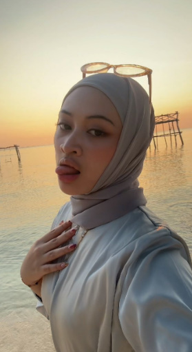 looking makes it hot_122