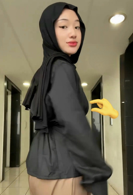 looking makes it hot_122