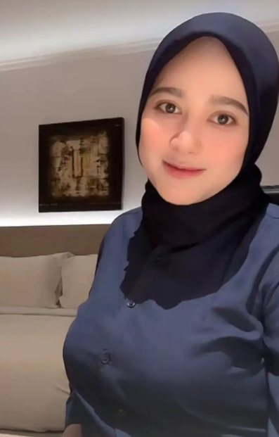 looking makes it hot_124