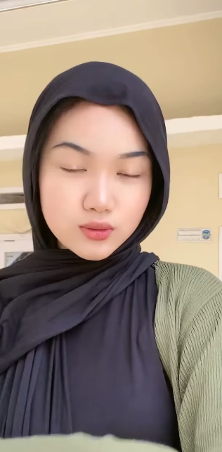 looking makes it hot_124