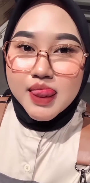 looking makes it hot_124