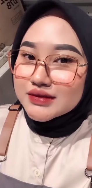 looking makes it hot_124