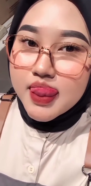 looking makes it hot_124