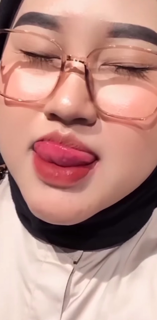 looking makes it hot_124