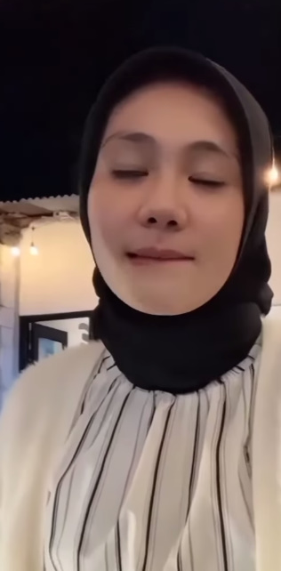 looking makes it hot_124