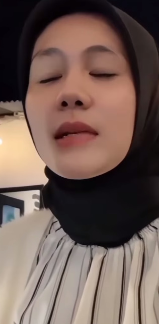 looking makes it hot_124