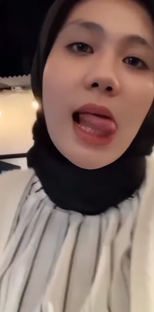 looking makes it hot_124