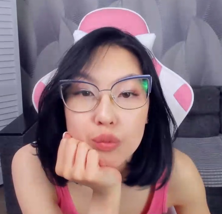 looking makes it hot_131