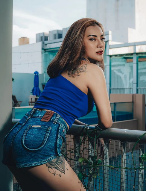 looking makes it hot_132