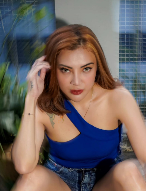 looking makes it hot_132