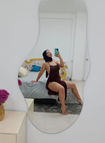 looking makes it hot_136