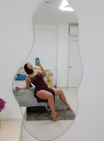 looking makes it hot_136