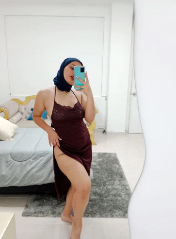 looking makes it hot_136