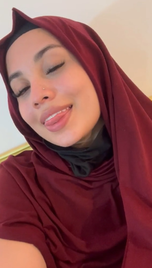 looking makes it hot_136