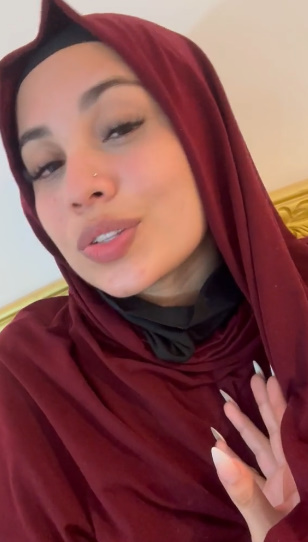 looking makes it hot_136