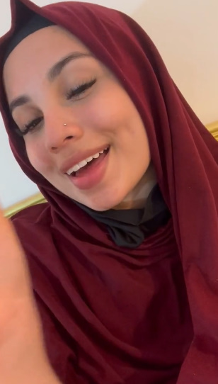 looking makes it hot_136