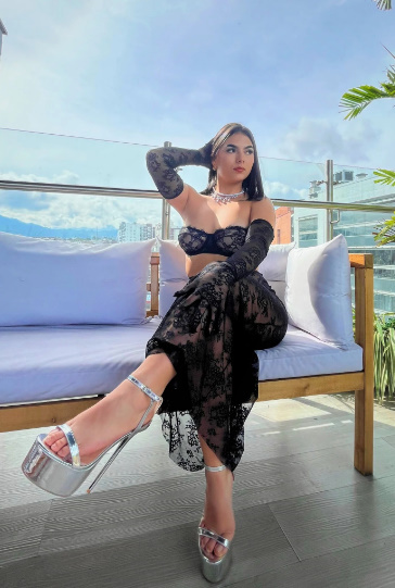 looking makes it hot_138