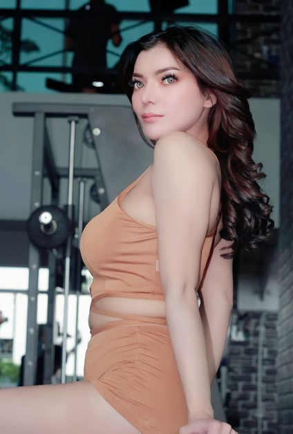 looking makes it hot_143