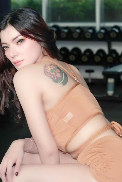 looking makes it hot_143