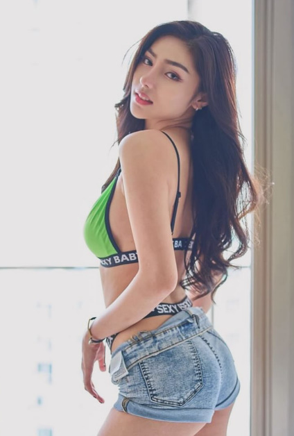 looking makes it hot_143