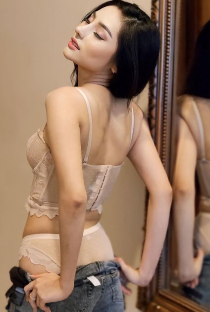 looking makes it hot_143