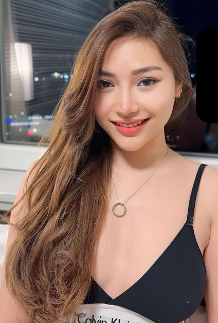 looking makes it hot_143