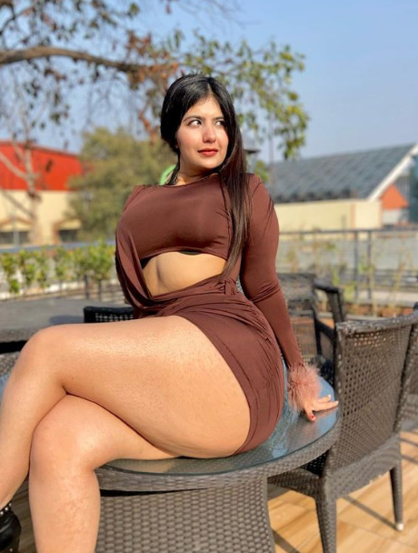 looking makes it hot_143