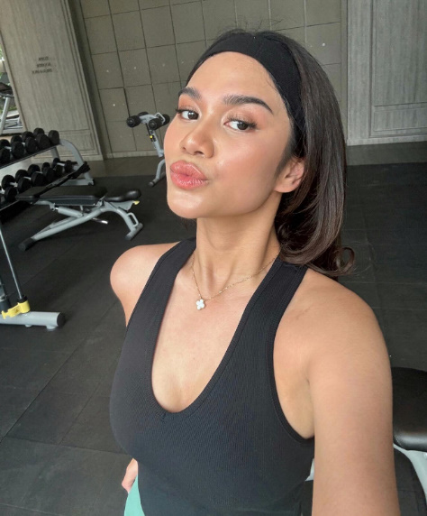 looking makes it hot_144