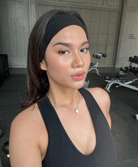 looking makes it hot_144