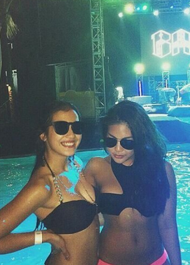 looking makes it hot_146